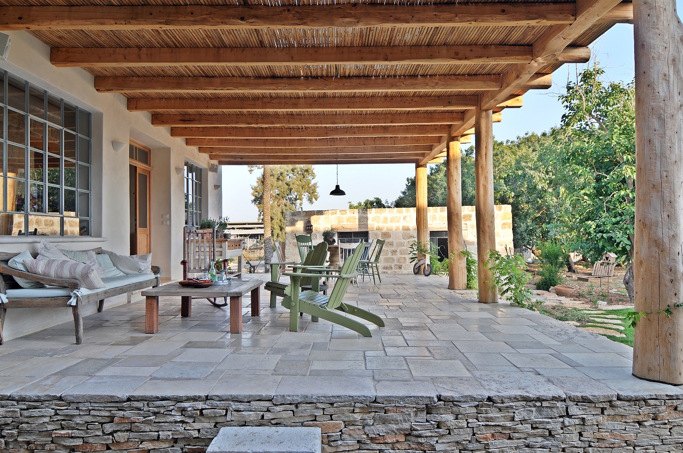 פרגולה רחבה וטבעית לחצר הבית