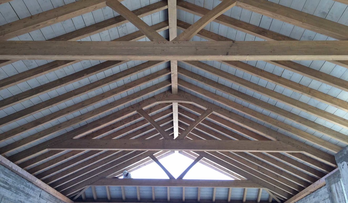 אור טבעי חודר לגג בין האגדים