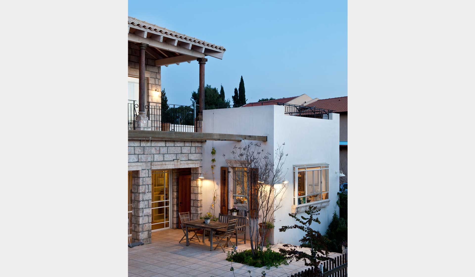 שילוב מצויין של חיפוי אבן וקורת עץ