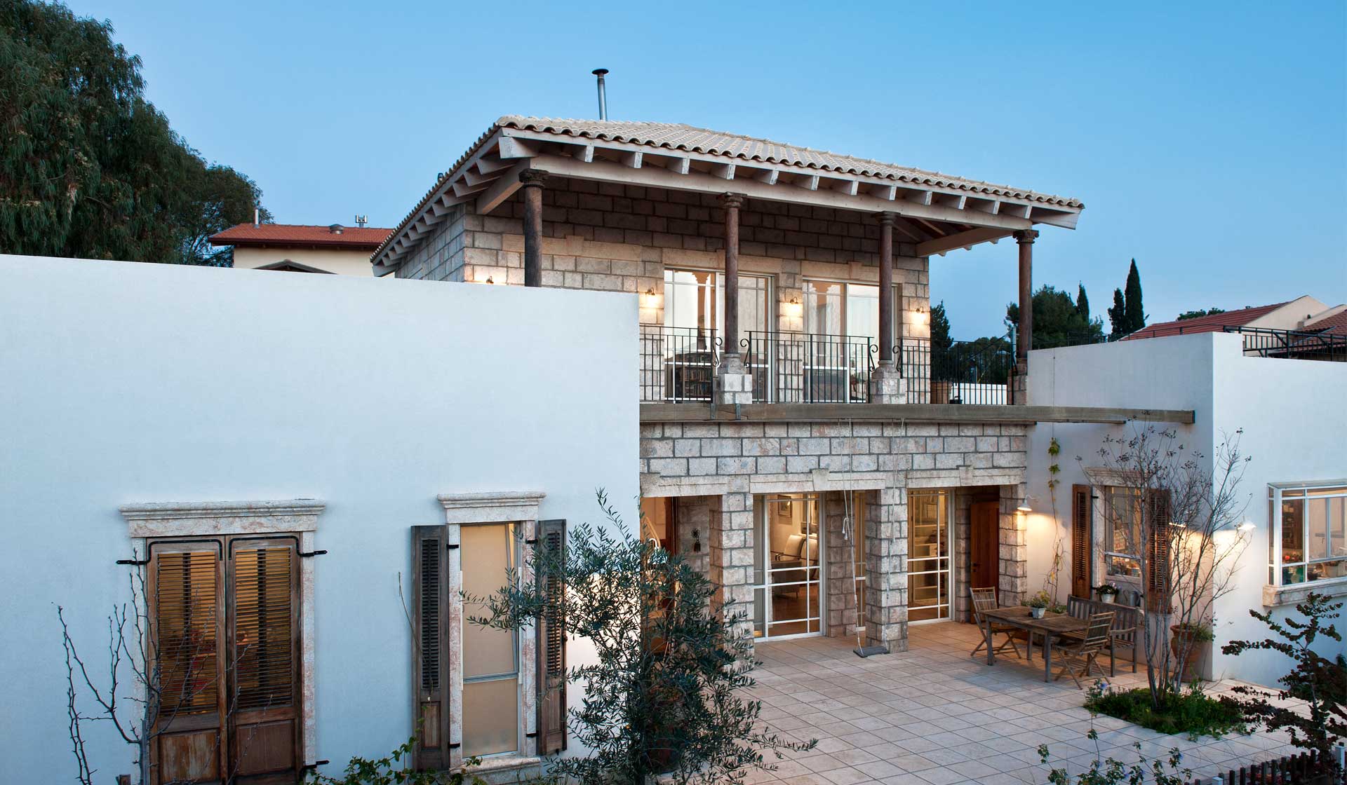 הגג יוצא לפרגולה בקומה השניה אשר צופה על חצר הבית