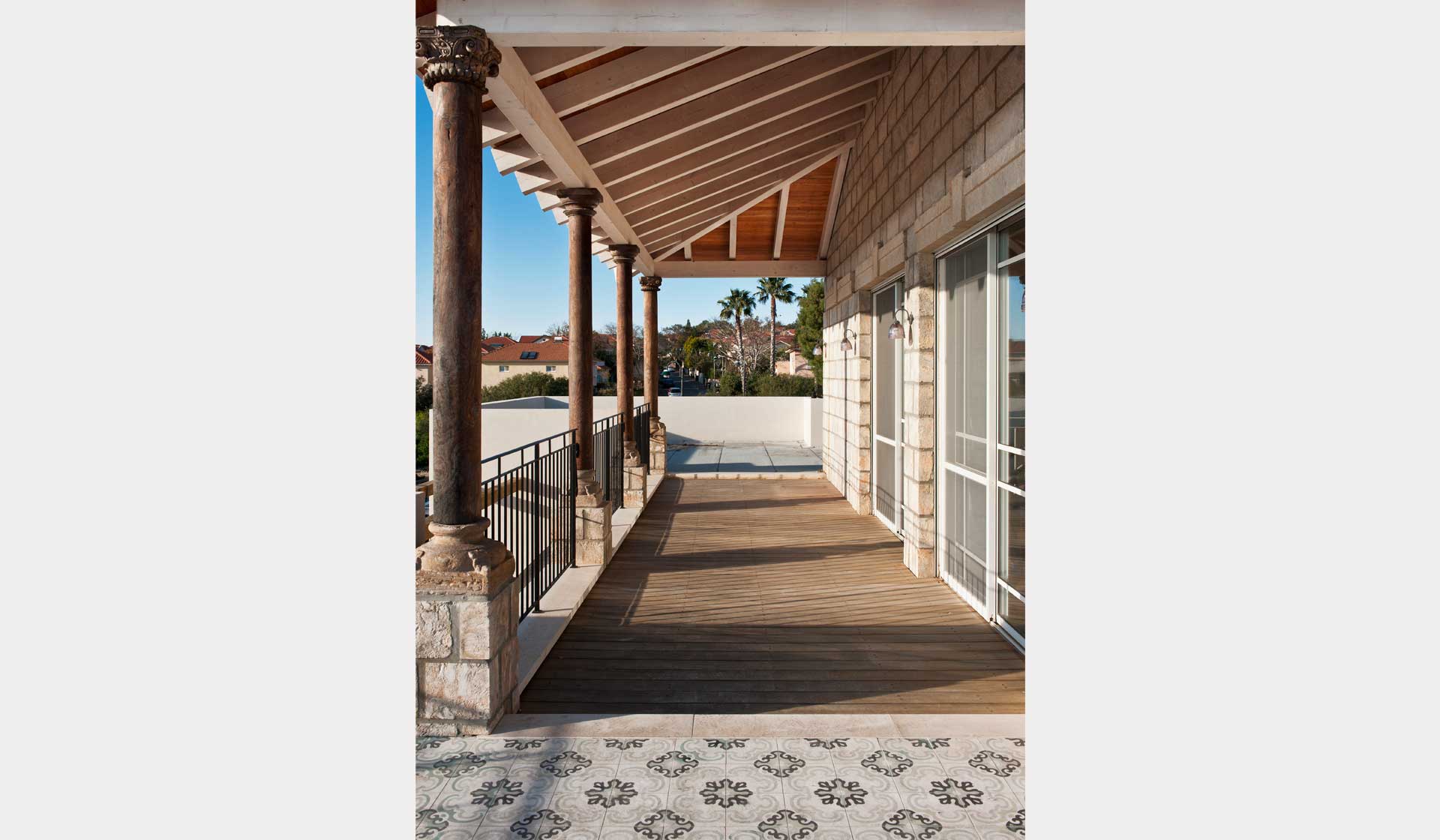 עמודים קלאסיים תומכים את גג העץ