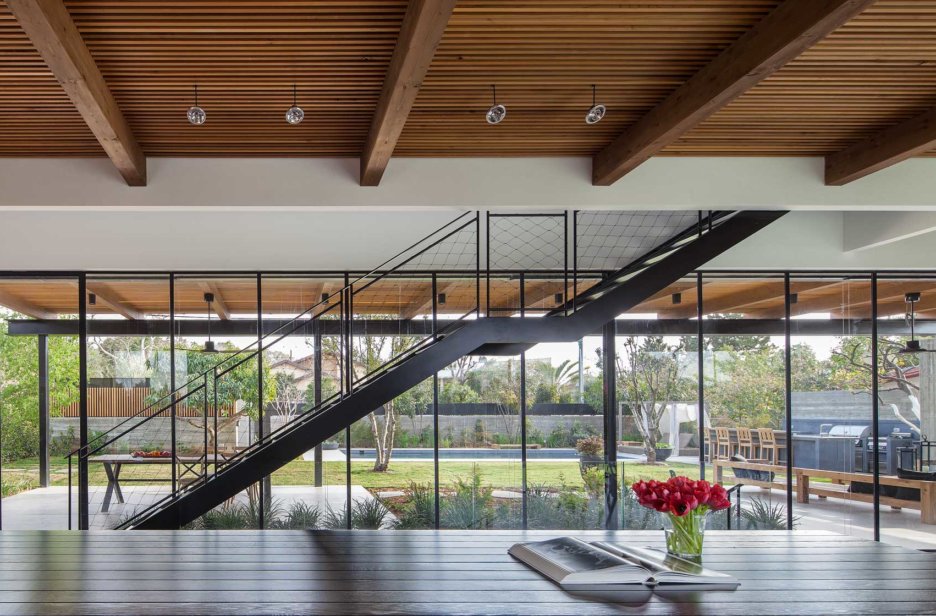 קופסה שחורה: קומה עליונה אטומה, ללא חלונות לרחוב, בווילה בעמק חפר