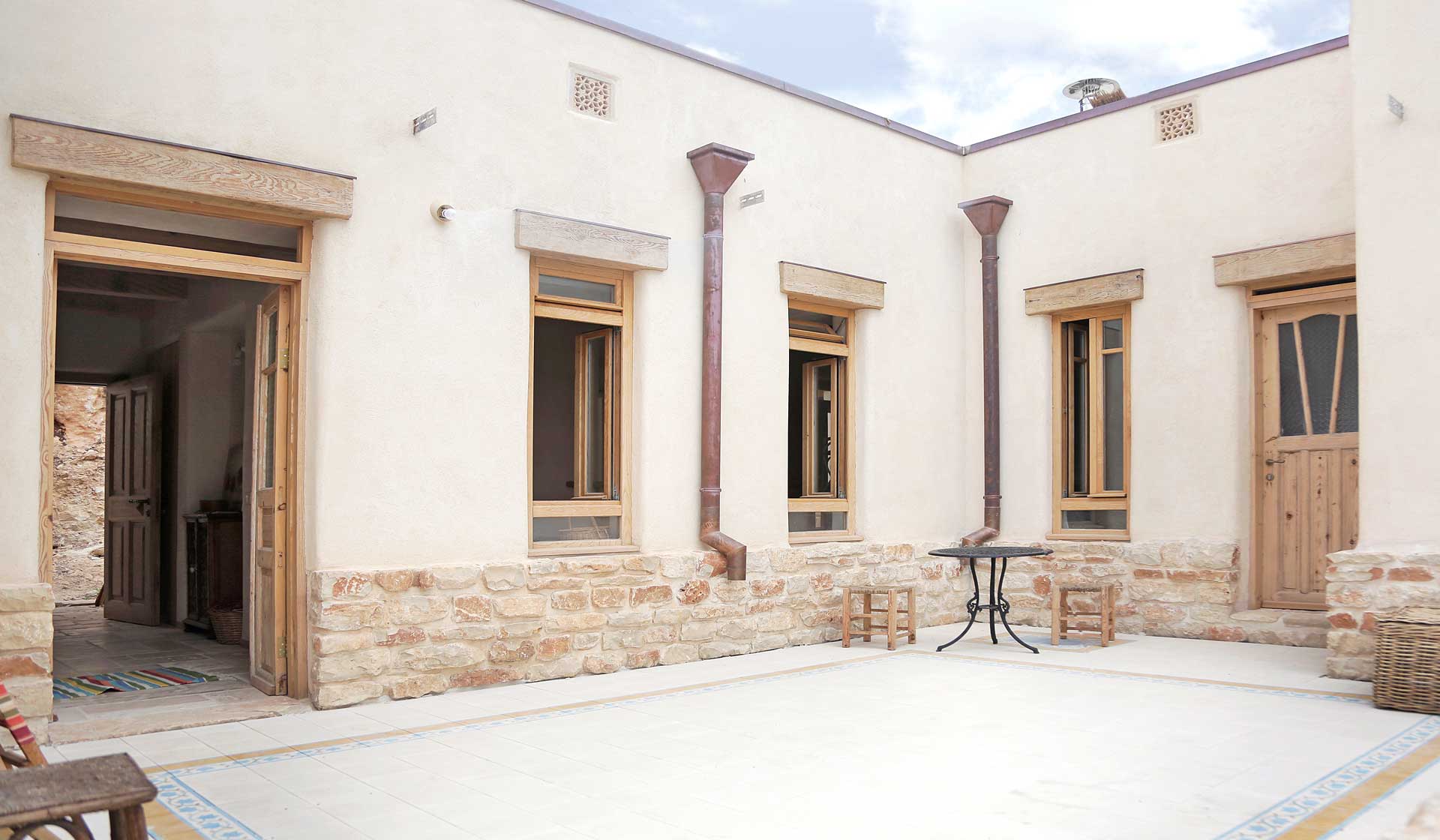 בית מעץ גולמי אקולוגי