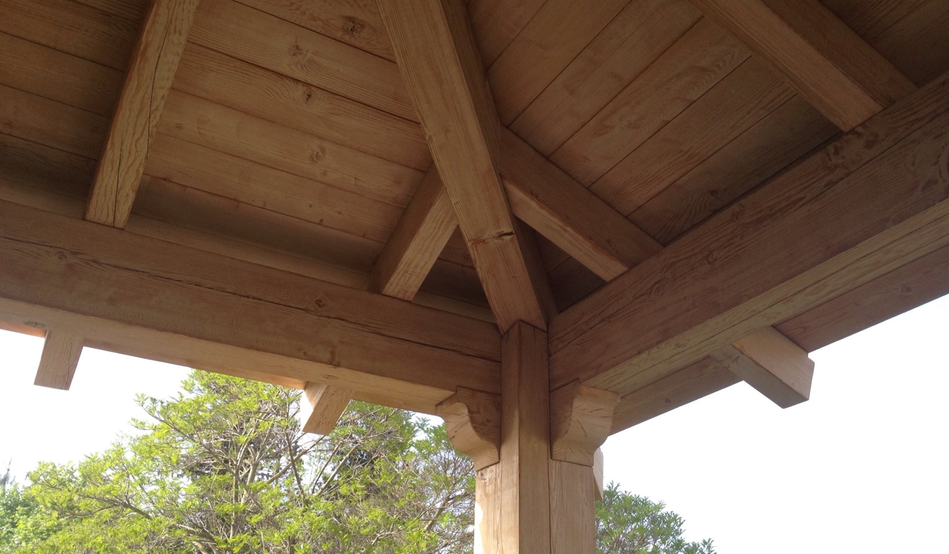 חיבור מגרעת לפינת הגג