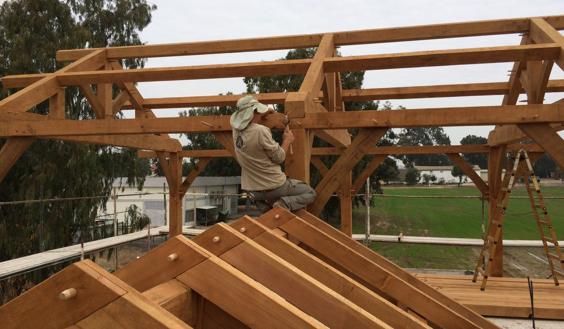 חיבורי הקורות ננעלים בפינים מעץ אלון