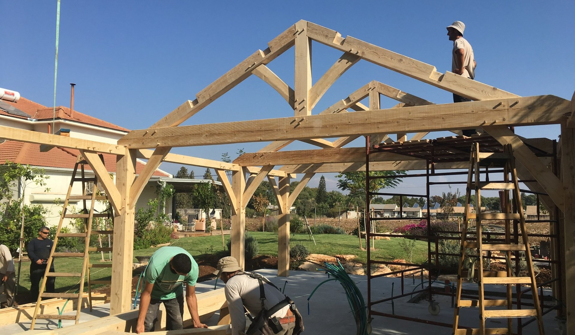 אגדי העץ מונפים ומחוברים בבניה הטבעית