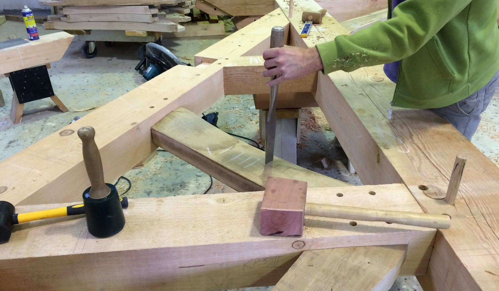 אגדי העץ מסומנים במפסלת לפי שיטת בניה מסורתית