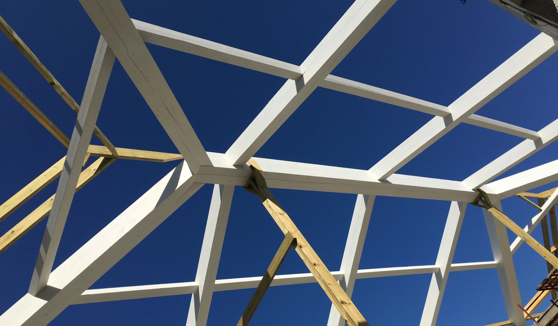 גג לבן שמיים כחולים