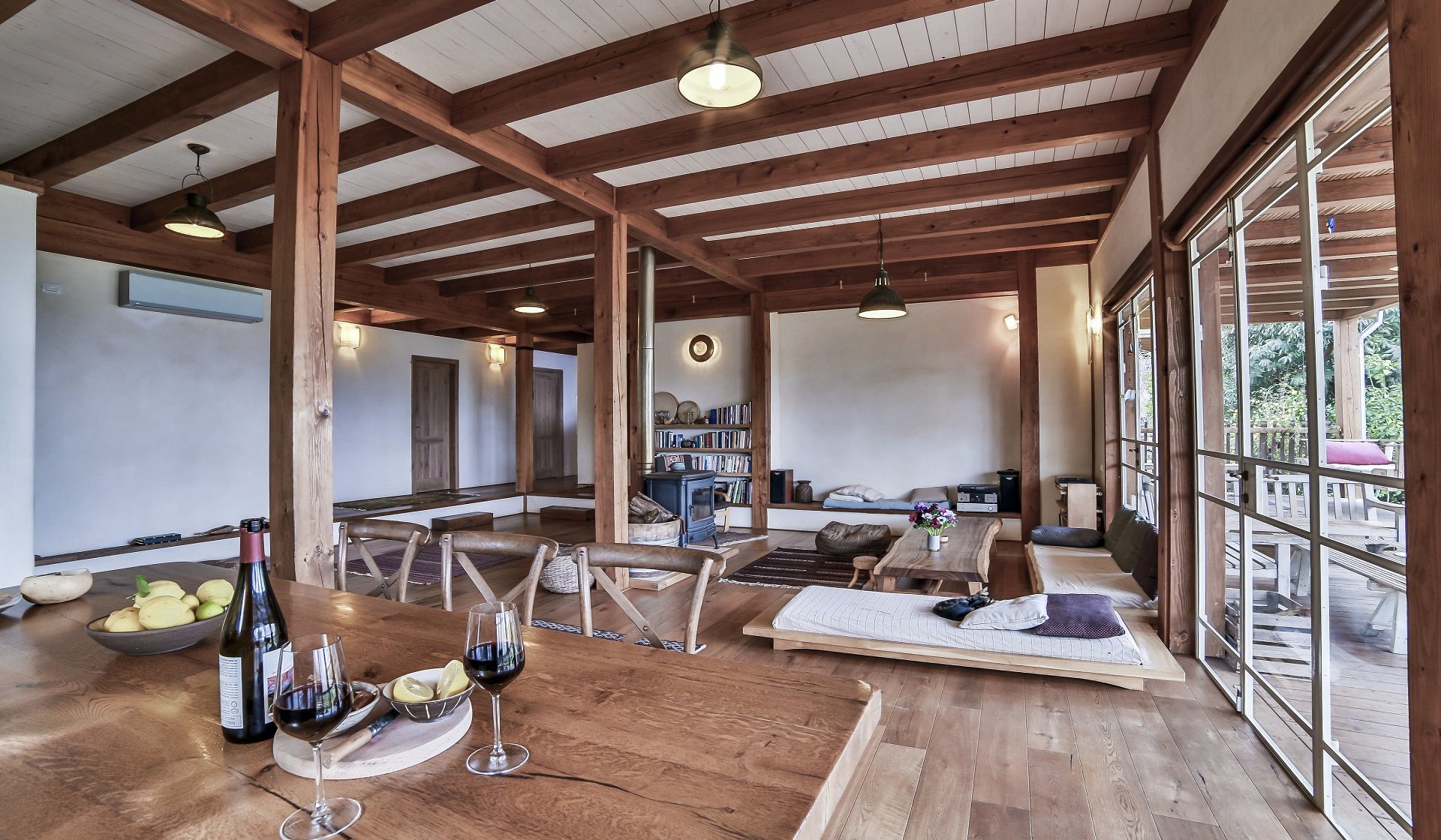 עץ טיח טבעי וחלונות בלגי