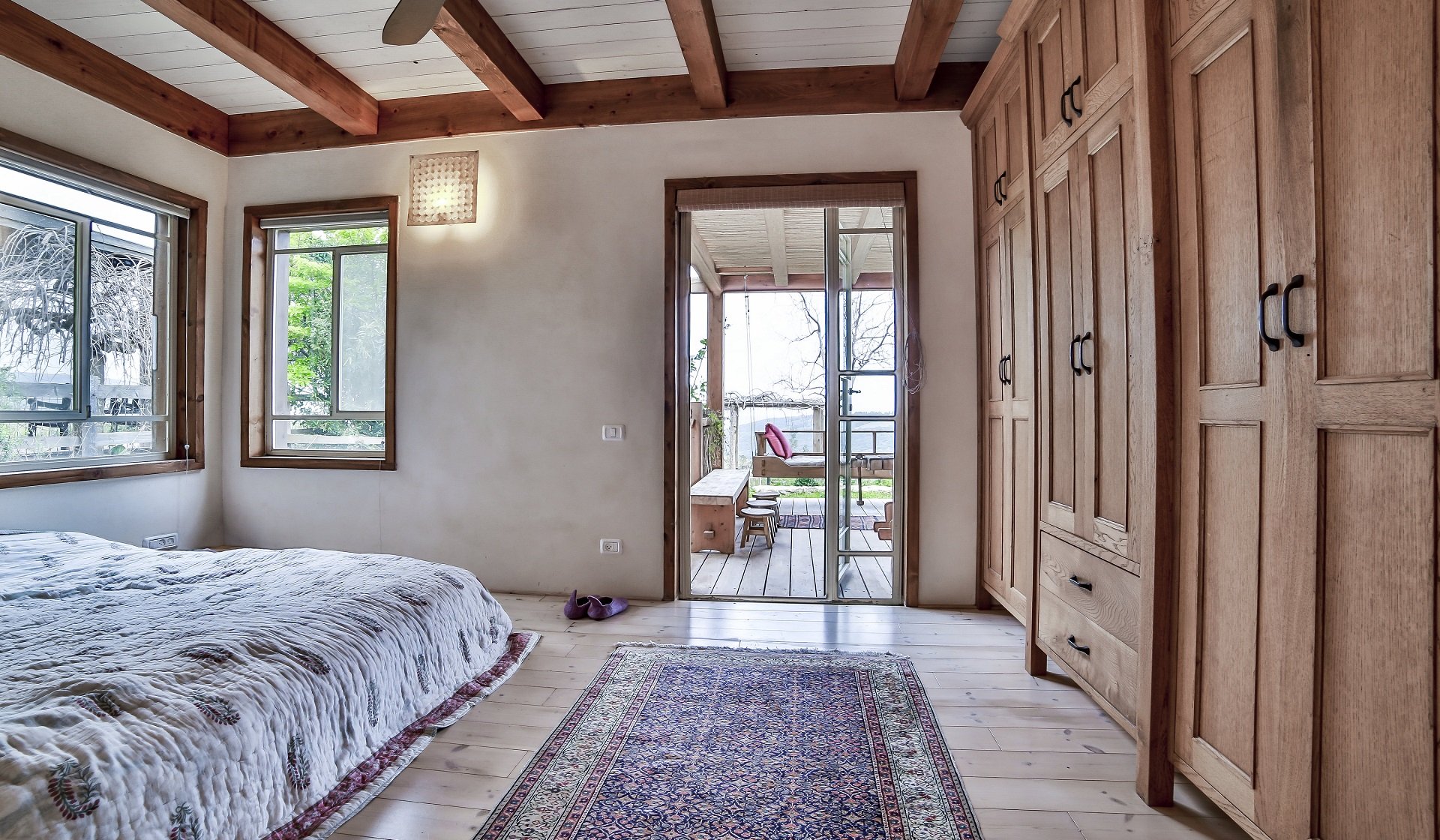 יציאה למרפסת חדר שינה