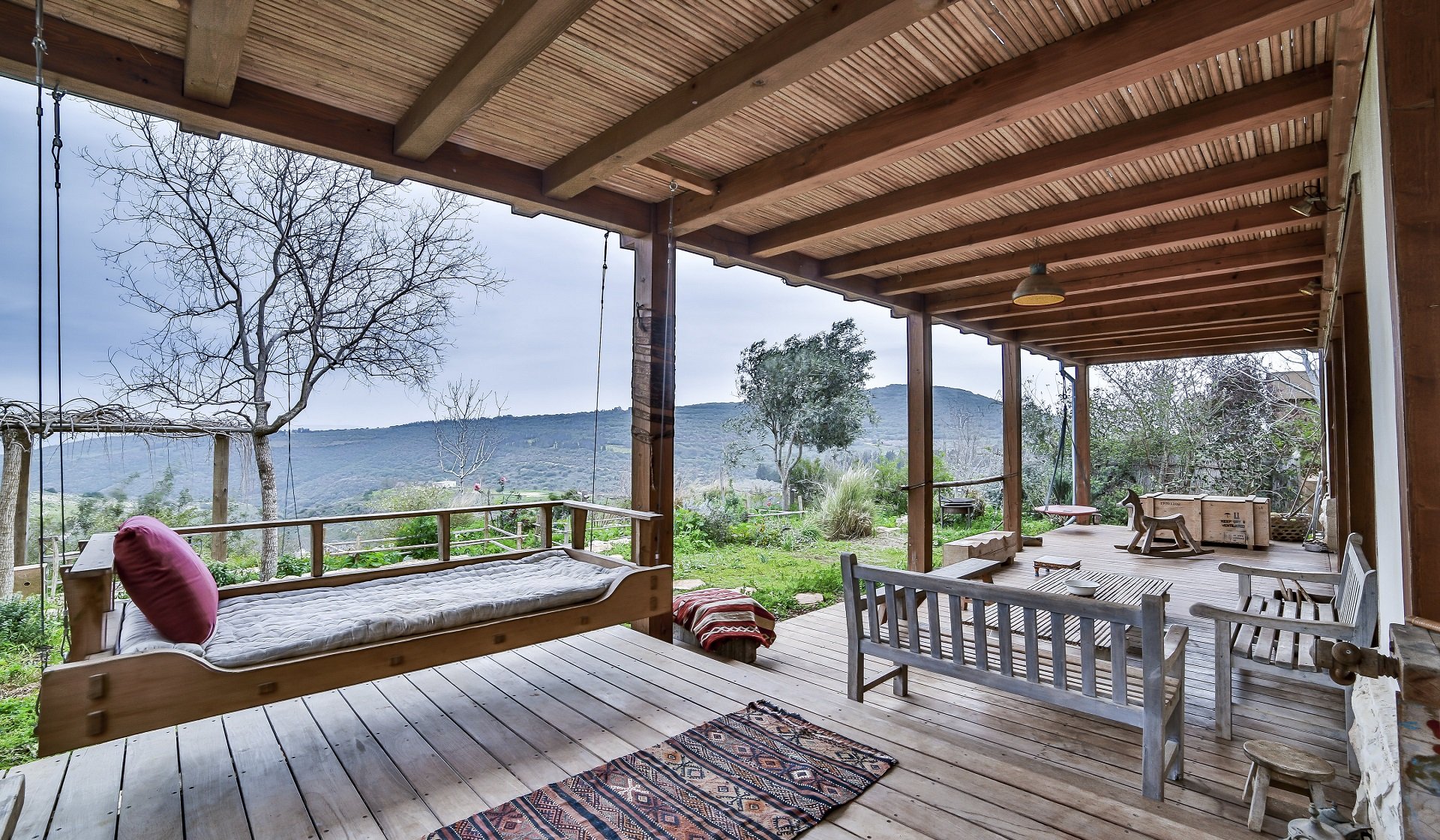 נדנדה מעץ במבוק סקוור