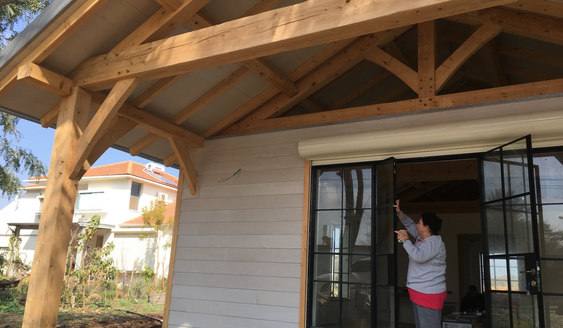 הגג ממשיך לפרגולת כניסה