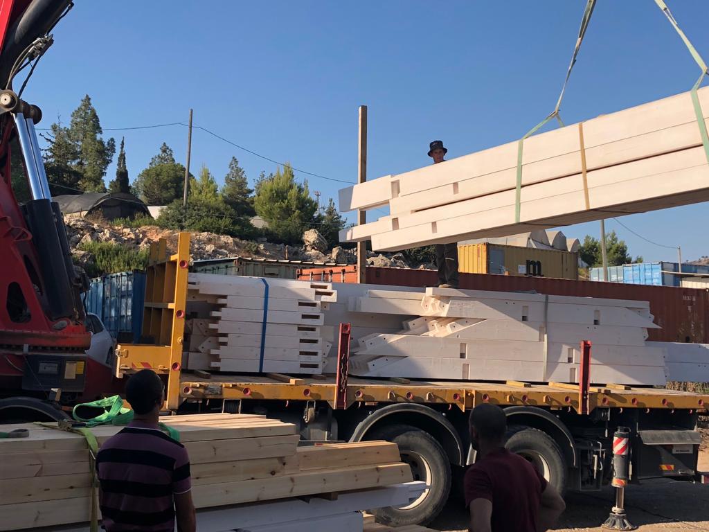 רכיבי העץ צבועים ומוכנים להרכבה. pre fab