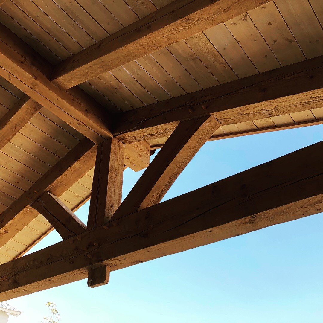 גג אגדים עץ גולמי