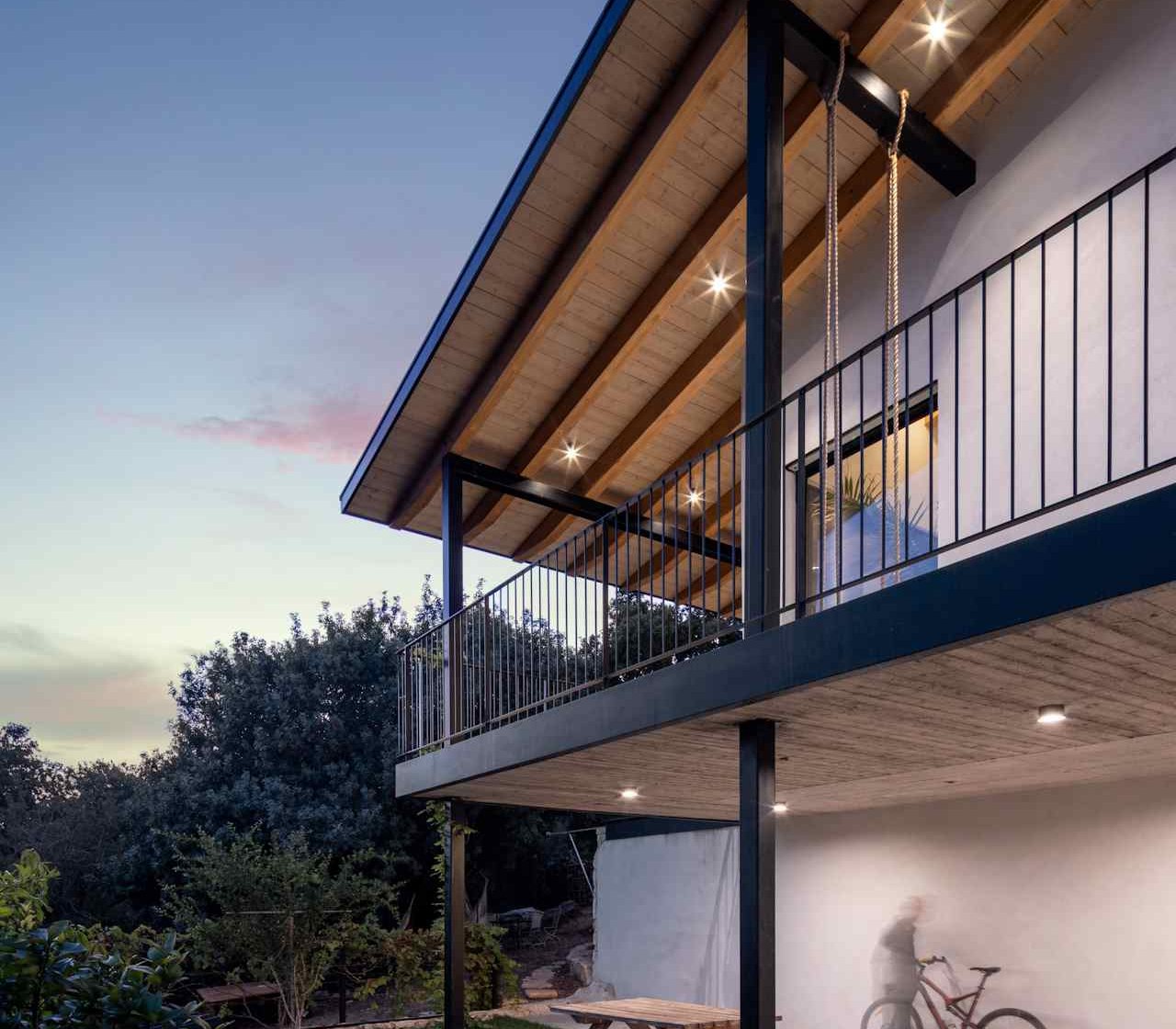 גג מעץ - פרויקט VA מאת רינג נגרות חוץ - גג עץ בשילוב עם פרופיל מתכת תעשייתי - Ringwood