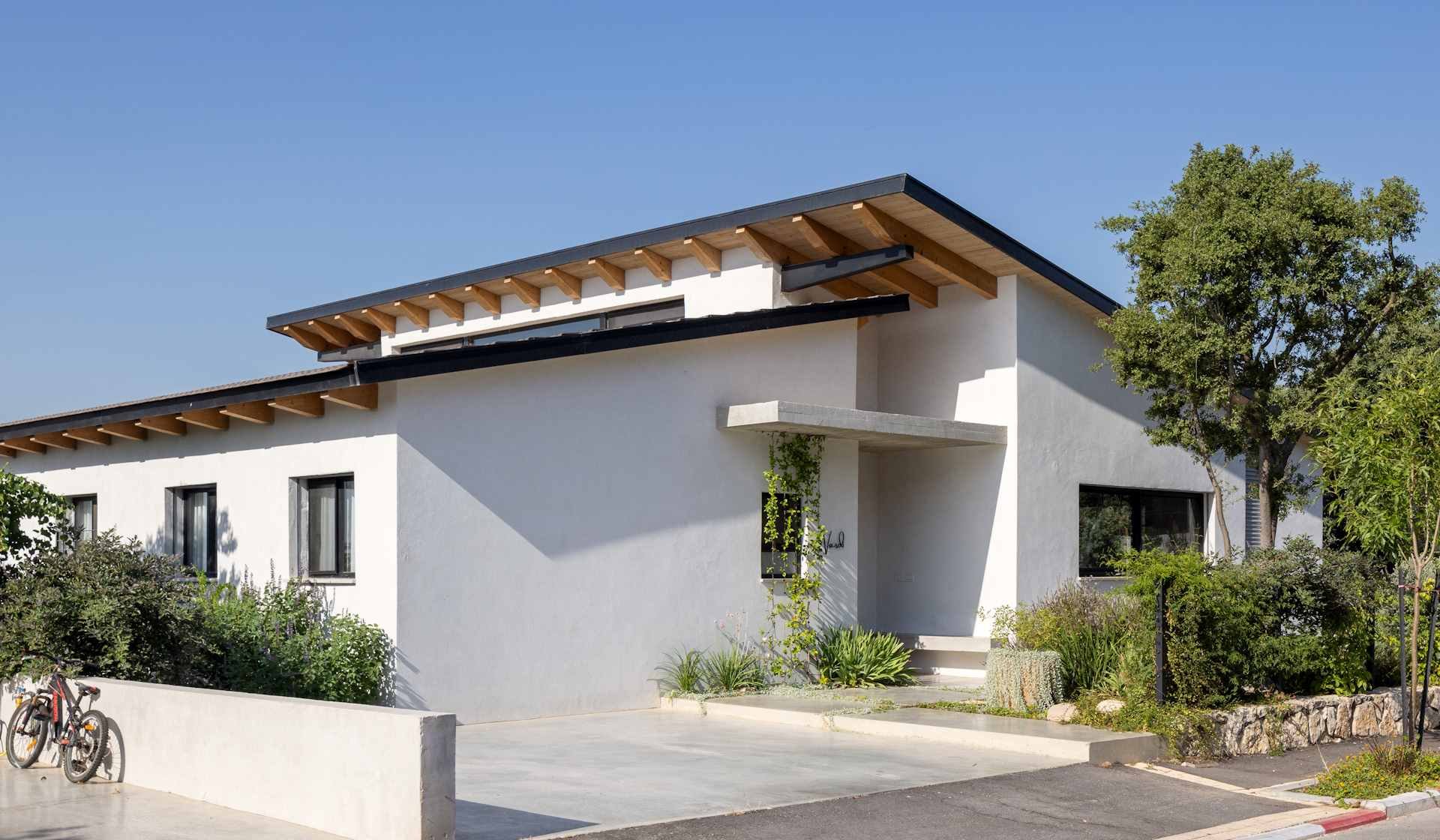 רינג פרו - פרויקט גג VA - מבט מהכניסה על גג מעץ בשיפוע נמוך מאת רינג פרו - Ringwood