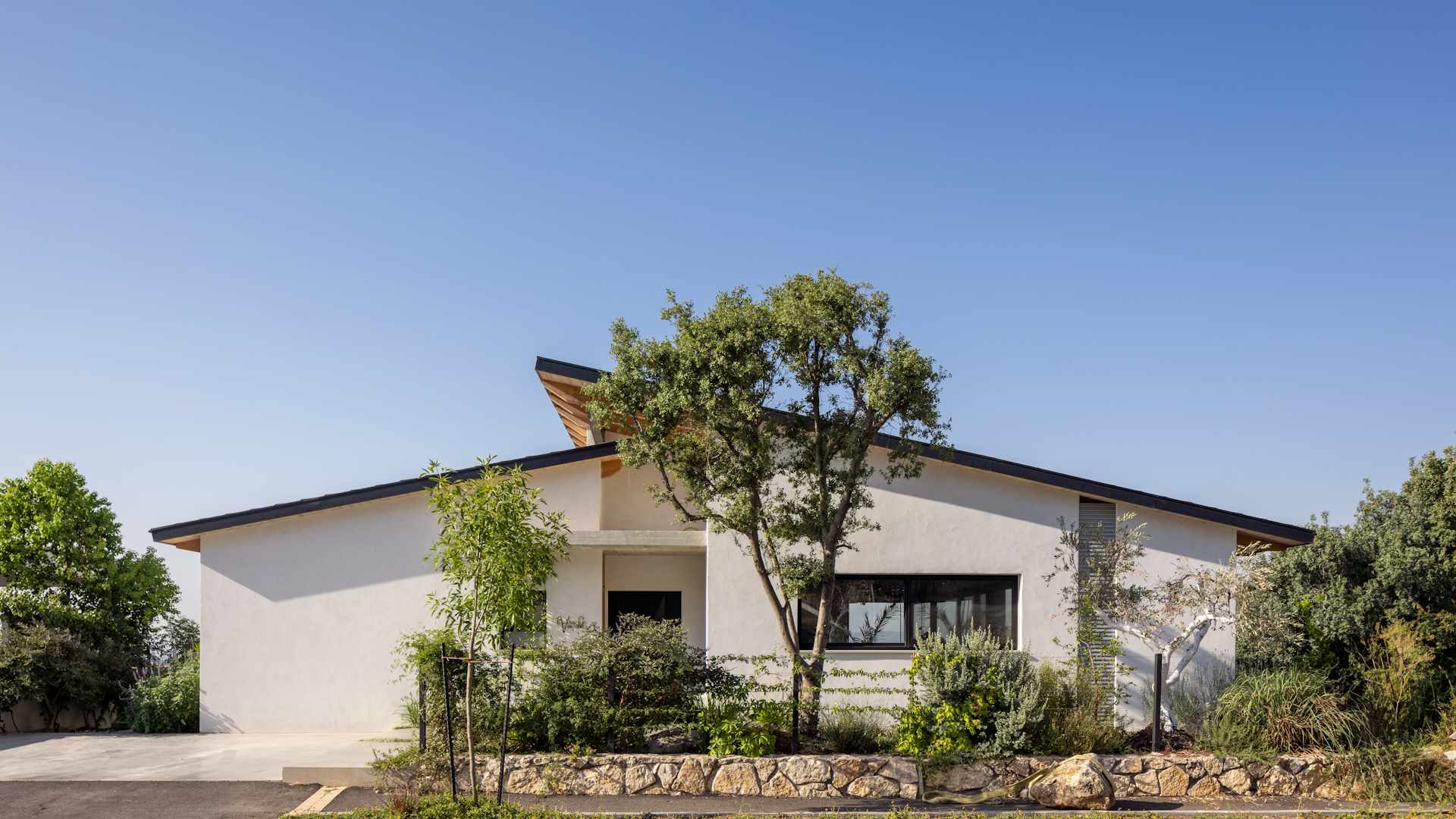 רינג פרו - חזית פרויקט גג VA - חזית הבית גג מעץ עם קורות בקו ישר - Ringwood