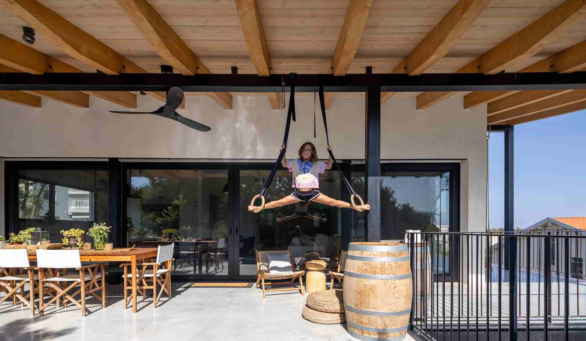 פרויקט גג VA מאת רינג נגרות חוץ קלאסית - גג מעץ פונה לגינת הבית עם קורות עץ בקוים ישרים ושיפוע נמוך - Ringwood