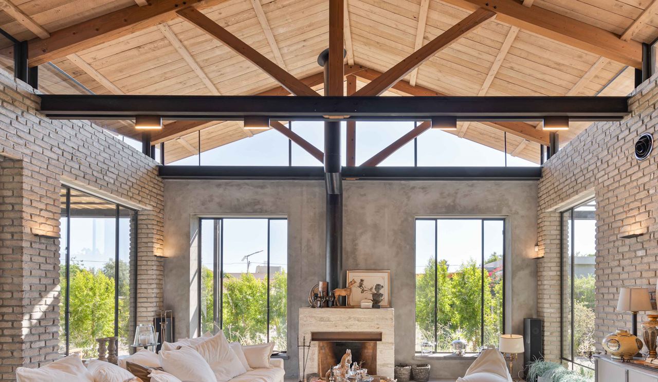 פרויקט NH גג אגדים טימבר פריים Timber frame מאת Ringwood - תמונת פנים הבית כולל גג אגדים ותקרה מעץ בשילוב פרופילי מתכת