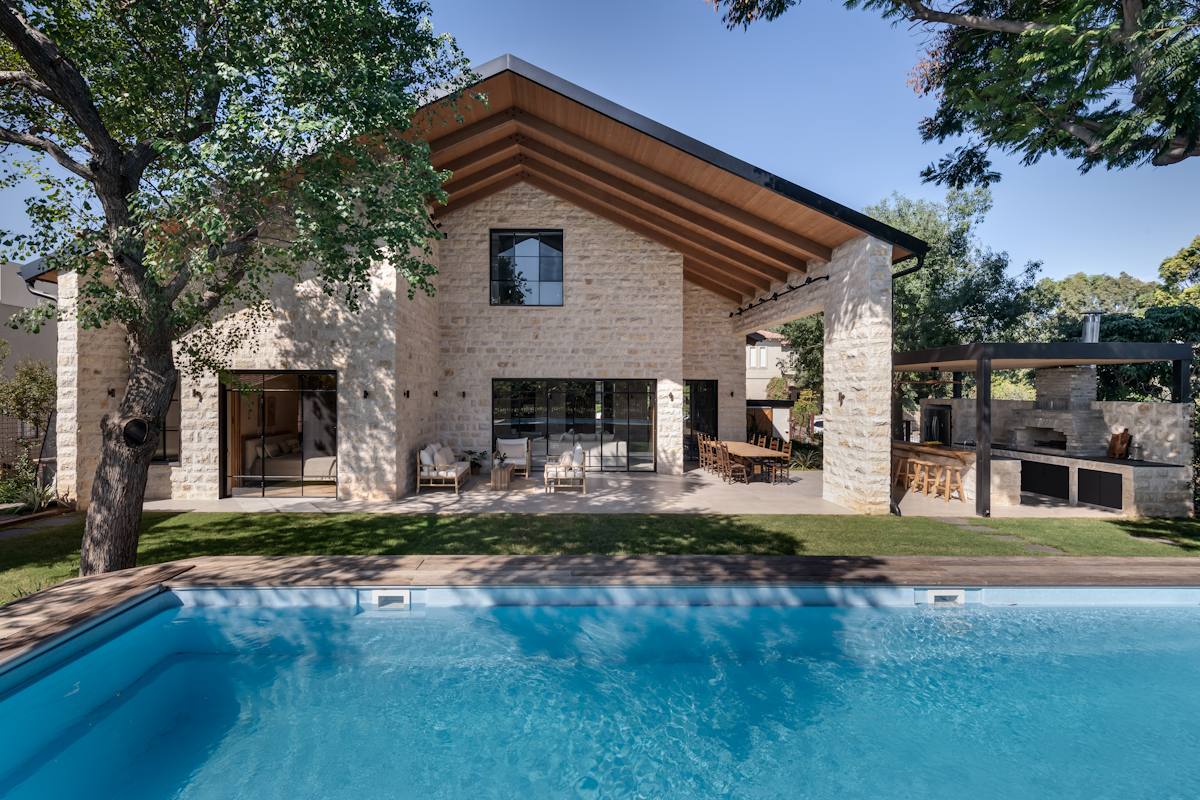 בפרויקט זה מאת מיכאל רינג מחברת רינג פרו נגרות חוץ Ringwood שולבו גג בשילוב אלמנטים מודרניים, גג בשילוב מתכת, מתכת שחורה בהיקף, וגג ללא רכס. כמו כן שולבו אלמנטים של חיבור קורות ב lap joint, גג מרחף, רעף שטוח, רעף מודרני ועוד.