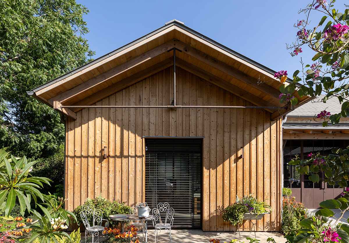 Ringwood timber frame roof DP project house backyard roof view