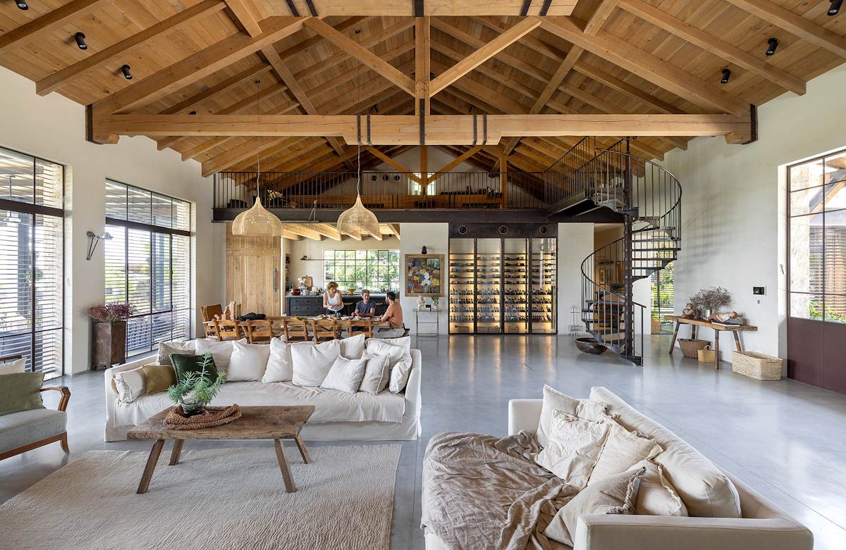 Ringwood timberבפרויקט גג טימבר פריים זה, פרויקט DP בנחלה בעמק יזרעאל בתכנון וביצוע מיכאל רינג מרינג פרו נגרות חוץ, שולבו גג בסגנון כפרי, גג בסגנון טוסקני, גג אגדים, ואגדי עץ בשילוב מתכת.אלמנטים מיוחדים הם גלריה מעל מטבח, גלריה קורות עץ, תקרת עץ כולל שילוב קורות עץ בפרופיל מתכת.במהלך בניית הפרויקט נעשה שימוש בחומרים אקולוגים כגון עץ המלוק, עץ גושני, עץ גולמי, קורות עץ טבעיות,גג אבץ, אבץ פלצונל, רעף שטוח, רעף פלנום אסקנדלה וחיפוי עץ טרמו.